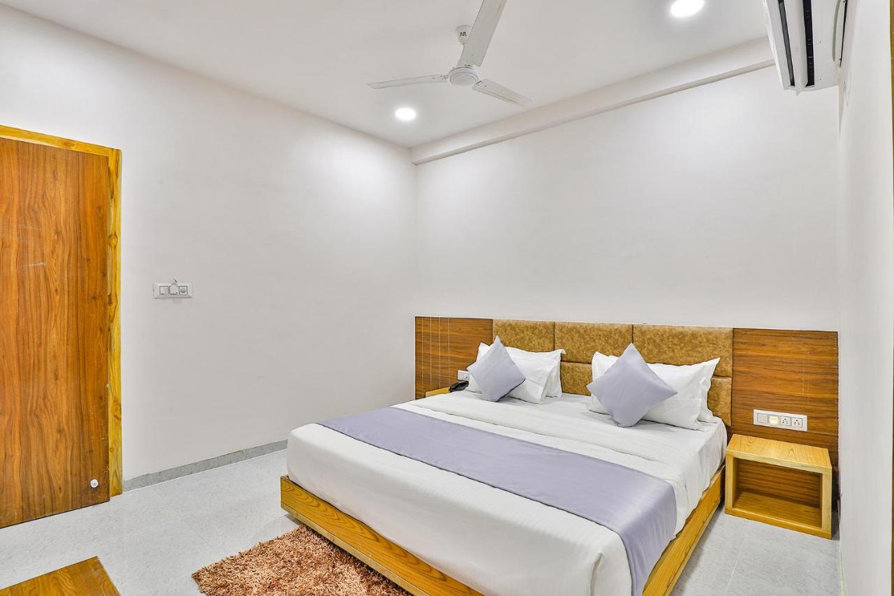 Fabhotel Parkland A Ahmedabad Exterior photo